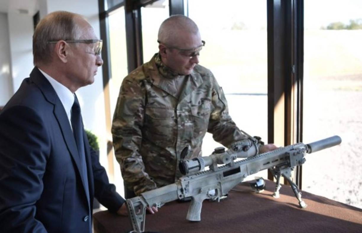 Especialistas de Kaláshnikov también mostraron al jefe del Kremlin algunas de sus nuevas creaciones, como el complejo motorizado Stená (Muralla), destinado a la Guardia Nacional y que debe ser utilizado en caso de disturbios callejeros.<br/>