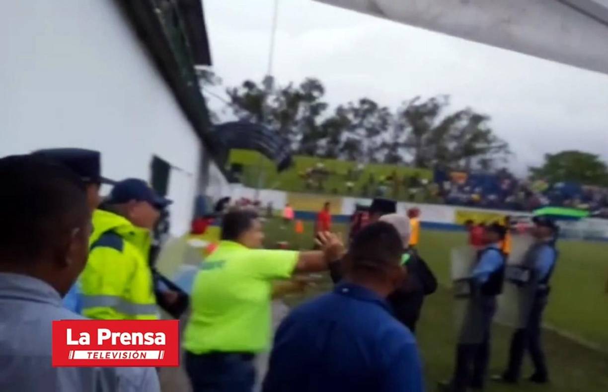 Hubo intercambios de palabras y Samuel García empujó y le dio una bofetada a Manuel Keosseián.