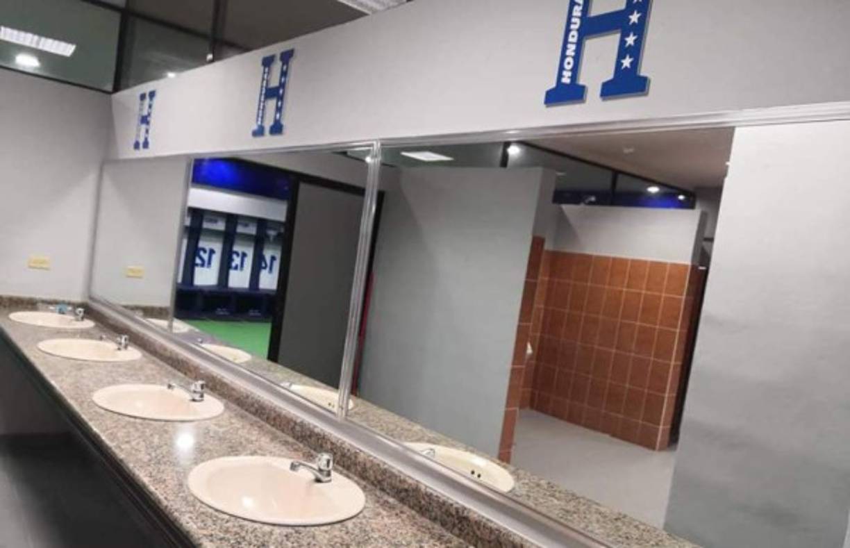 En los baños los espejos están adornados con la letra H.