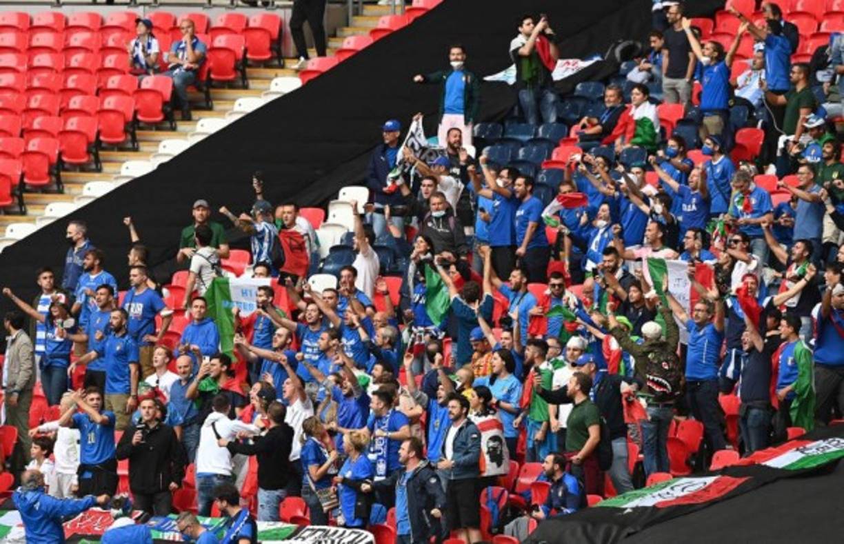 Incluso tres aficionados italianos sufrieron los actos vandálicos de los ingleses, constató un periodista de AFP, a pesar del elevado número de policías desplegados en las inmediaciones del estadio.<br/><br/>