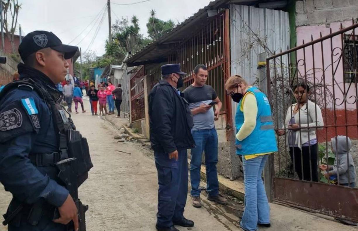 También se le prohibió residir o comunicarse con ellas, con el objetivo de garantizar su bienestar y seguridad.