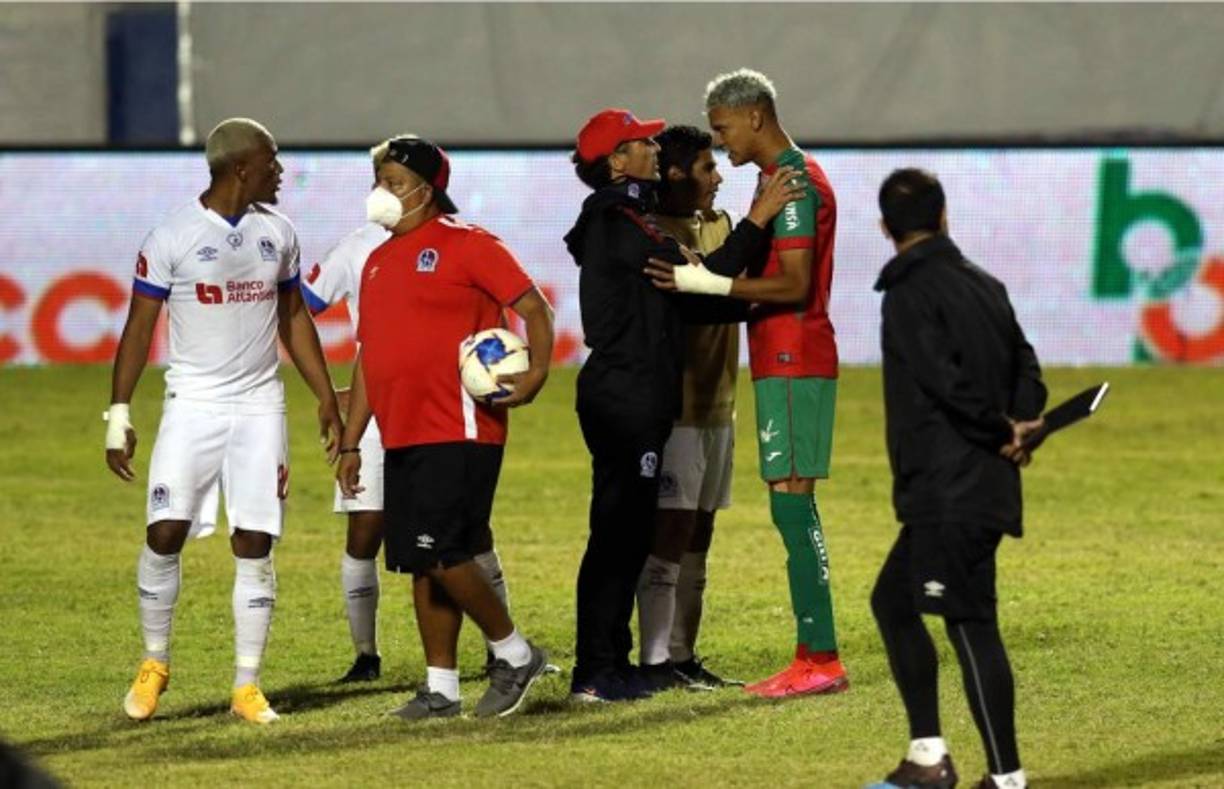 Pedro Troglio conversando con Kervin Arriaga al final del partido.