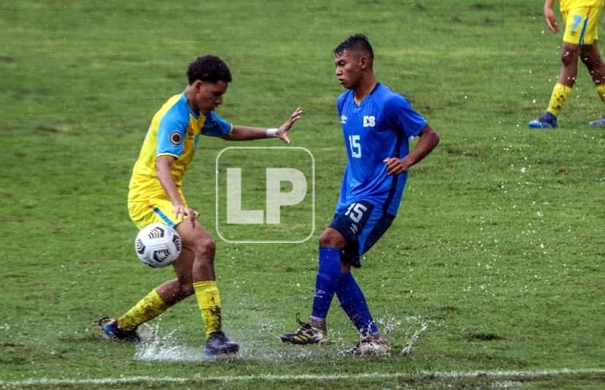 En Tegucigalpa volvió a llover y el partido Aruba-El Salvador se jugó con charcos de agua.