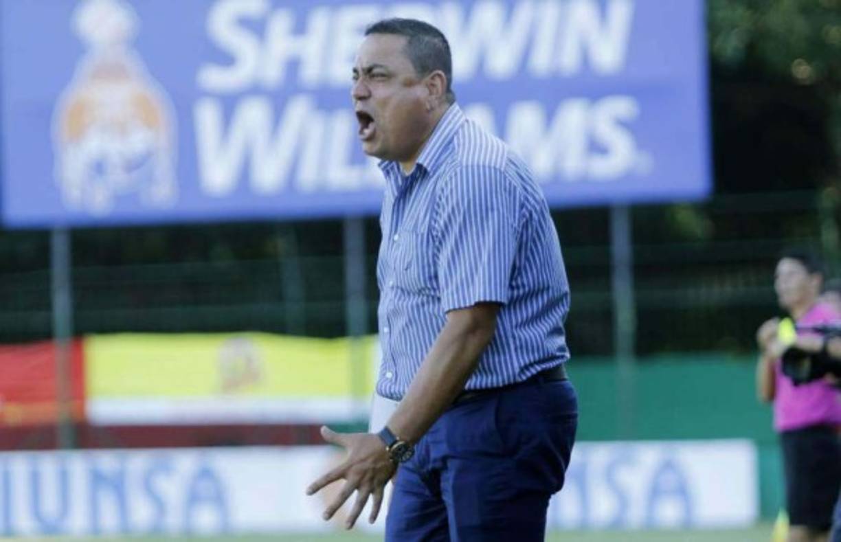 John Jairo López: En declaraciones al programa Minuto 90 de Radio Cadena Voces, el entrenador colombiano del Platense reveló ofertas del exterior, pero señaló que ha decidido seguir con los escualos. Lo pretendieron en la Liga de El Salvador y en su país Colombia.