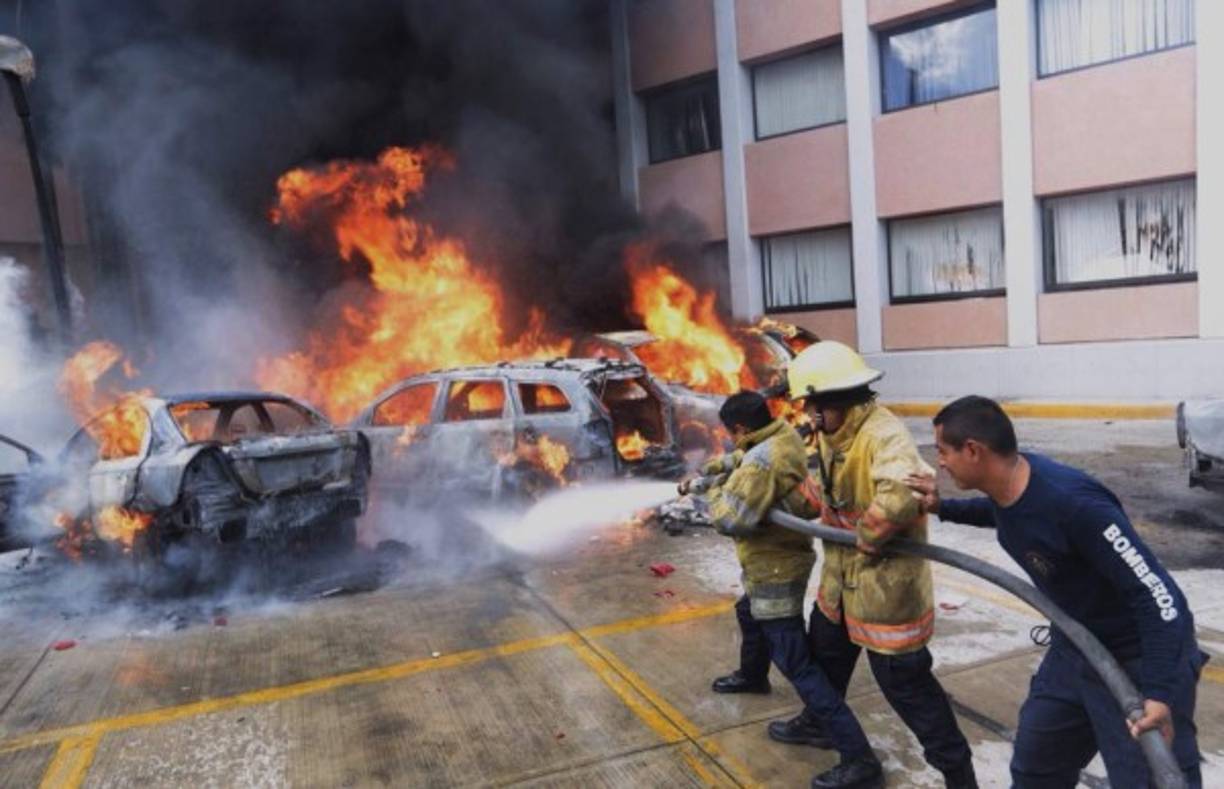 Los enfurecidos estudiantes quemaron varios vehículos en las afueras del congreso de Guerrero.