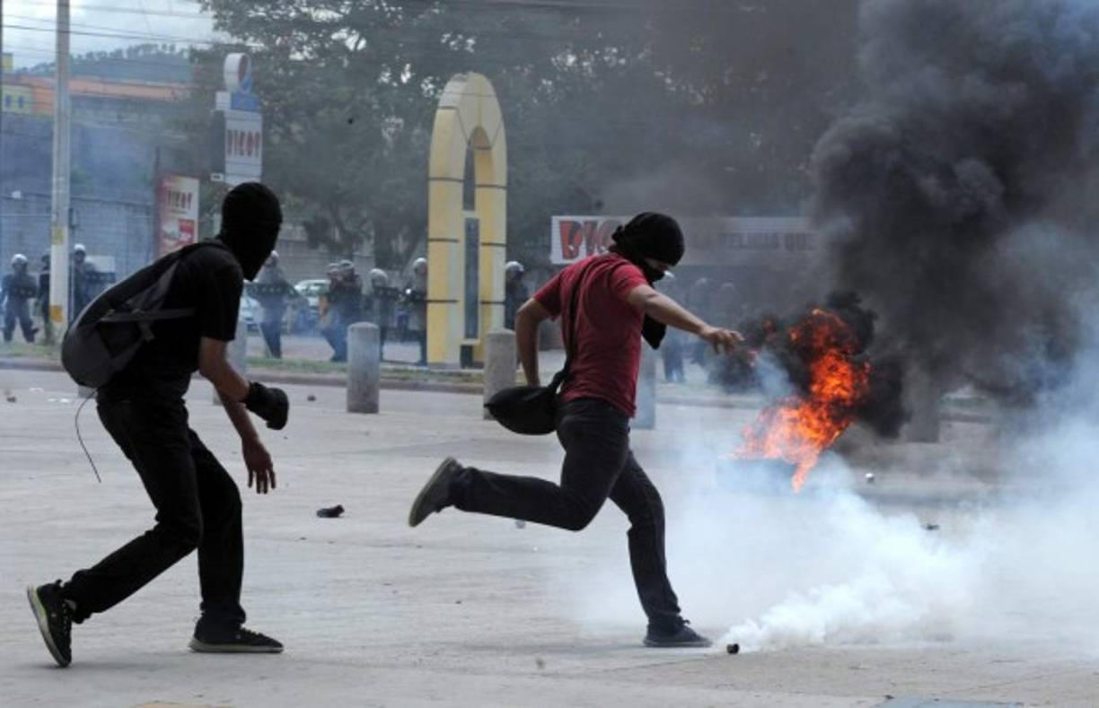 El enfrentamiento en Tegucigalpa dejó un intercambio de piedras y gases lacrimógenos entre los manifestantes y la Policía.