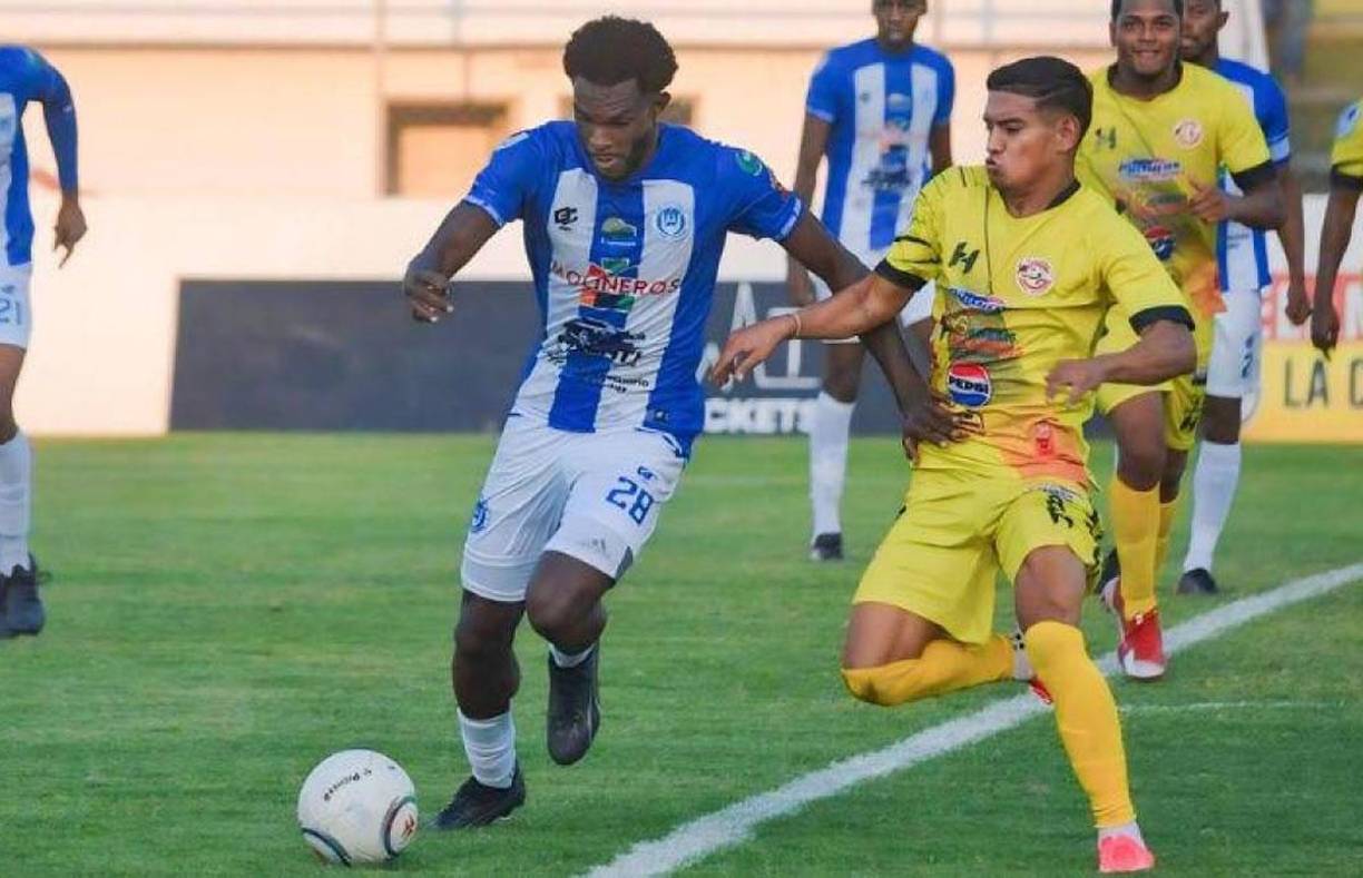 Ángel Barrios, defensor hondureño de 23 años que jugó el último año con Victoria, interesa a clubes salvadoreños, pues ha sido ofrecido. Su futuro se definirá en las próximas semanas.