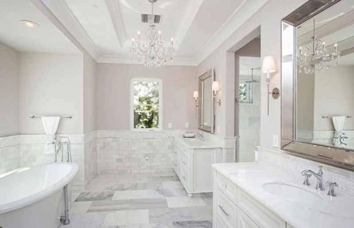 La vivienda tiene cinco habitaciones, seis baños, cuatro chimeneas y una piscina de agua caliente.