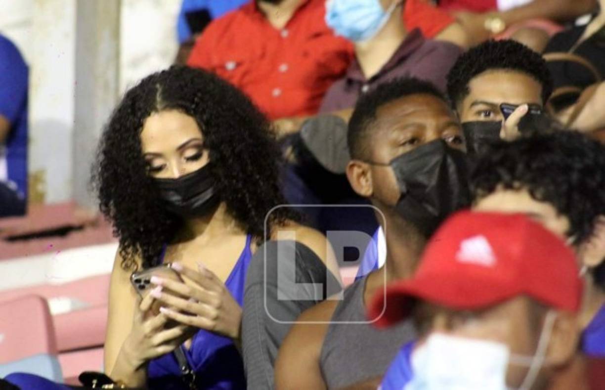 ¿Quién es la bella 'colocha' que llegó acompañada del futbolista del Victoria, Carlos Palacios Jr., al estadio Ceibeño?