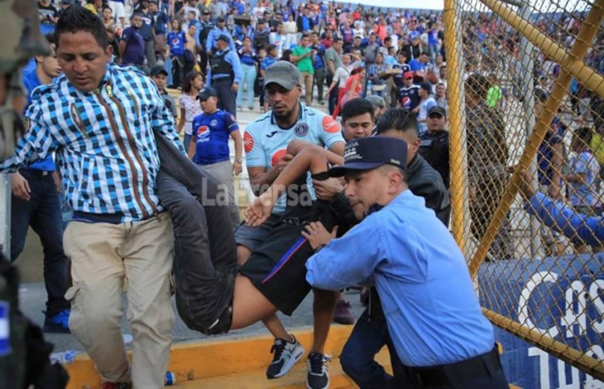 El joven tuvo que ser auxiliado por las personas que se encontraban en el sector donde estaban hinchas del Motagua.