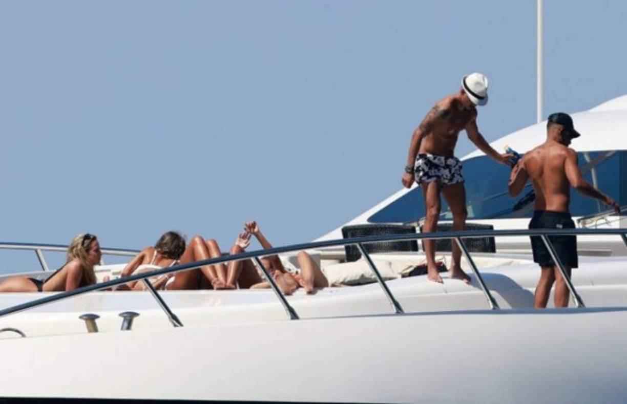 Las vacaciones de Neymar han generado revuelo ya que se vieron varias mujeres y sin tomar las medidas de bioseguridad.