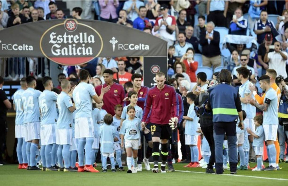 Los jugadores del Celta de Vigo hicieron el pasillo al campeón de la Liga Española, el Barcelona.