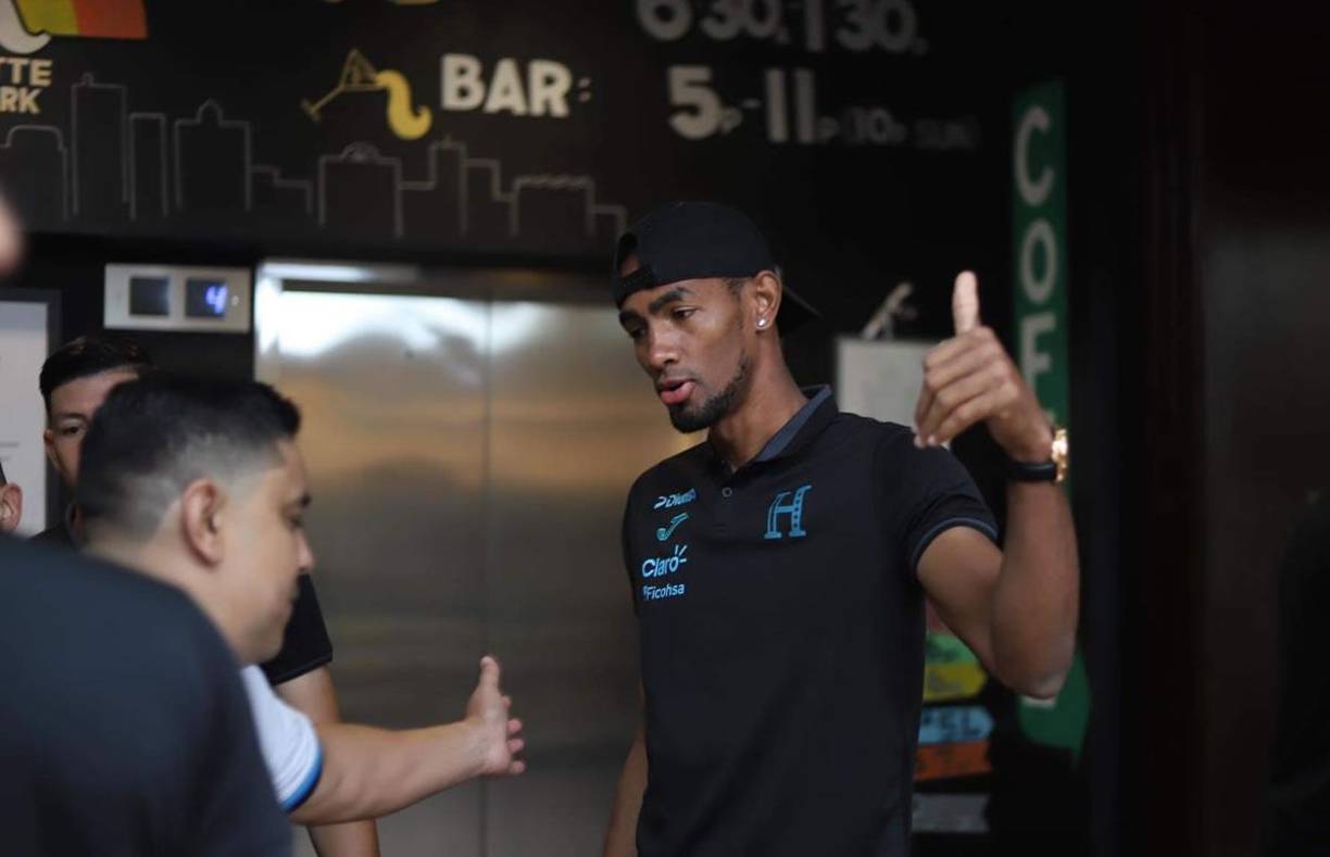 El hondureño que madrugó a buscar la firma de los seleccionados catrachos