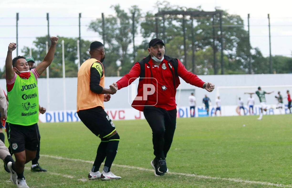 Un eufórico Martín ‘Tato‘ García festejando el gol de Lucas Campana en el clásico.