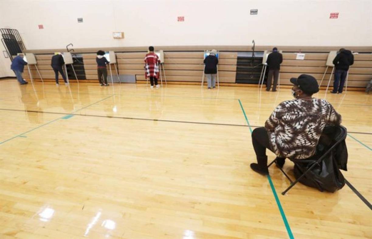 De acuerdo a la media de RealClearPolitics, los demócratas podrían ampliar su mayoría en la Cámara de Representantes y tienen posibilidades de arrebatar a los republicanos el Senado, aunque la carrera ahí está mucho más ajustada.