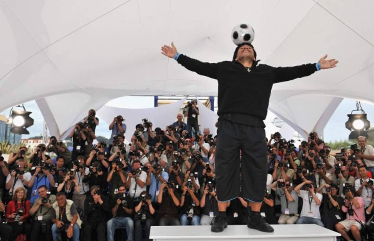 Durante el Festival 61 internacional de Cannes el 20 de mayo de 2008 en Francia. Con su querido amigo, el balón.