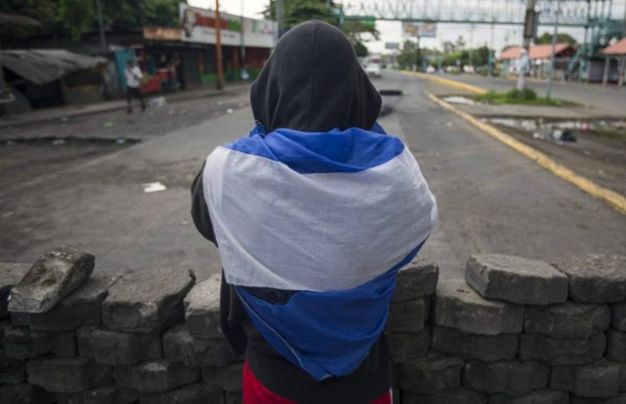 Amnistía Internacional (AI) denunció el lunes que las autoridades usan grupos paramilitares, las llamadas 'turbas sandinistas', para reprimir las protestas ciudadanas.