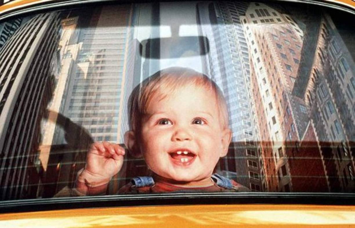 La película '¡Cuidado: Bebé Suelto!' logró enamorar a miles con su protagonista: un curioso bebé de pelo rubio y mejillas rosadas que escapó de sus captores para comenzar una aventura por toda la ciudad.