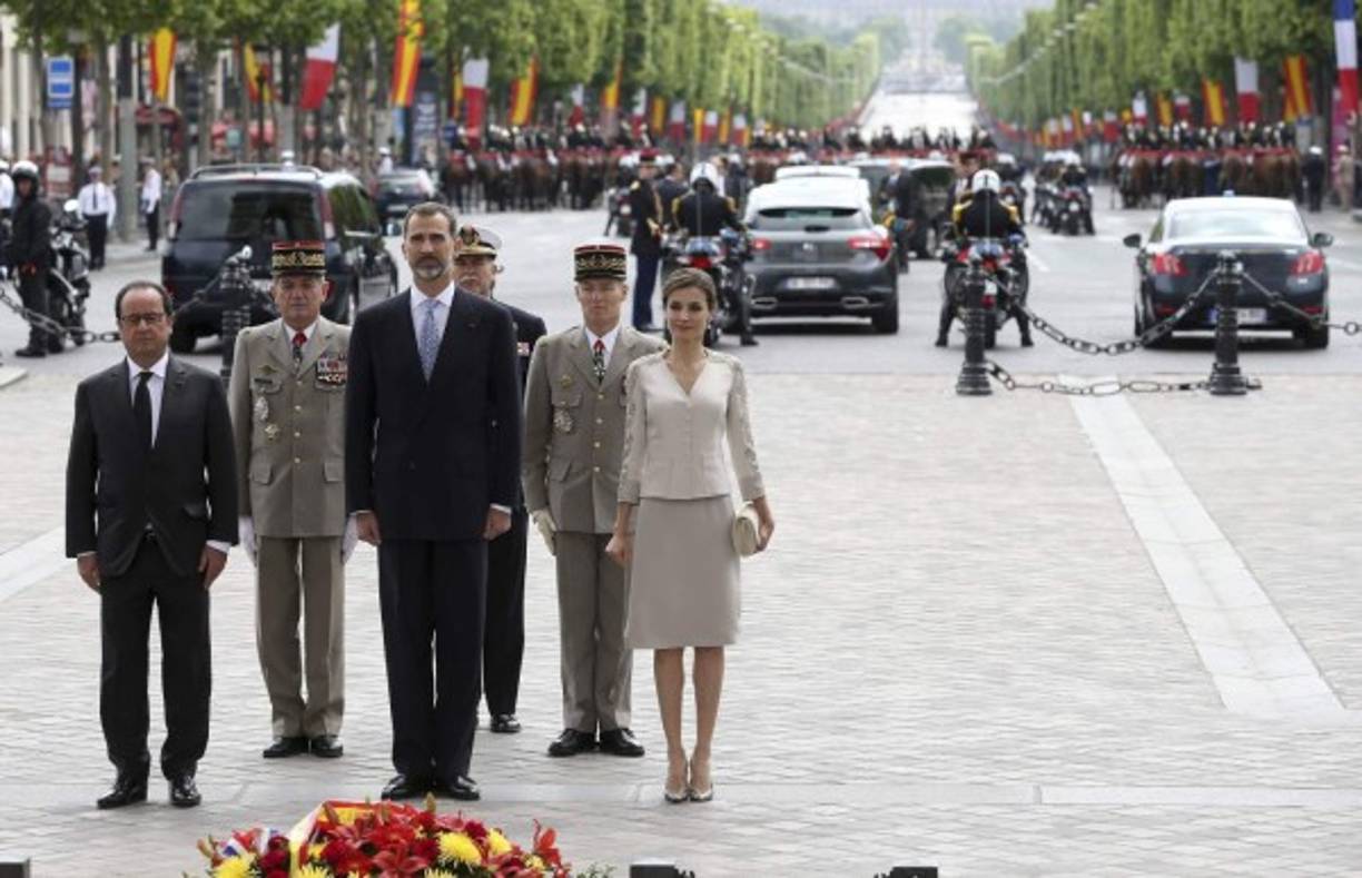 Los reyes fueron recibidos por el presidente François Hollande en una ceremonia solemne en el Arco de Triunfo de París, donde rindieron homenaje a un soldado desconocido.