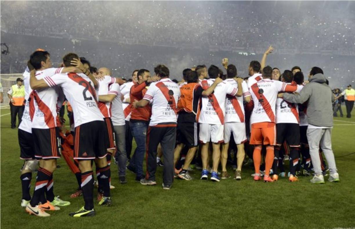 Jugadores de River Plate celebrando el triunfo al final del partido.