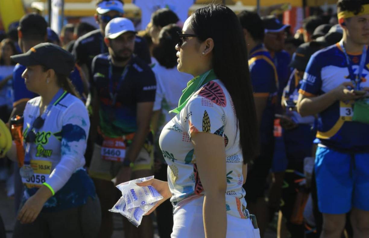 Ella estaba al pendiente de la hidratación de los corredores. 