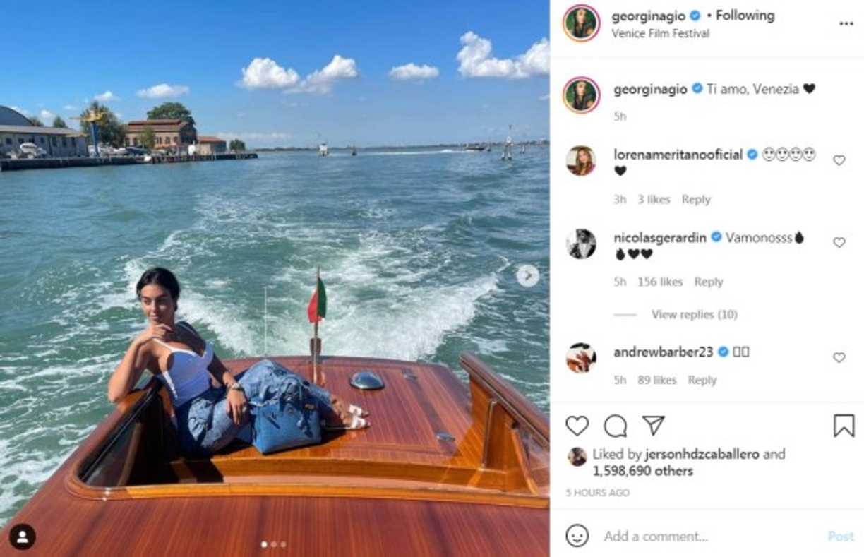 Georgina también compartió una imagen cuando arribó a la Mostra de Venecia. “Te amo Venecia”, dijo la modelo.