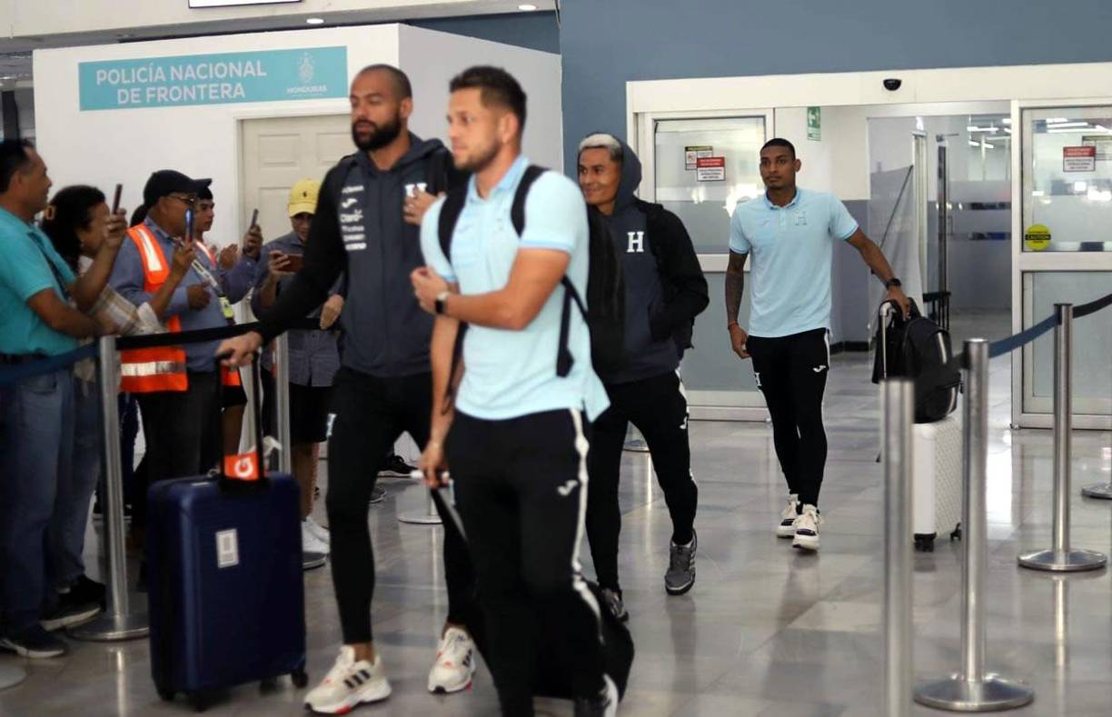 La delegación de la Bicolor llegó al aeropuerto internacional Ramón Villeda Morales de San Pedro Sula, procedente de México, después del juego de vuelta de cuartos de final de la Nations League de la Concacaf.