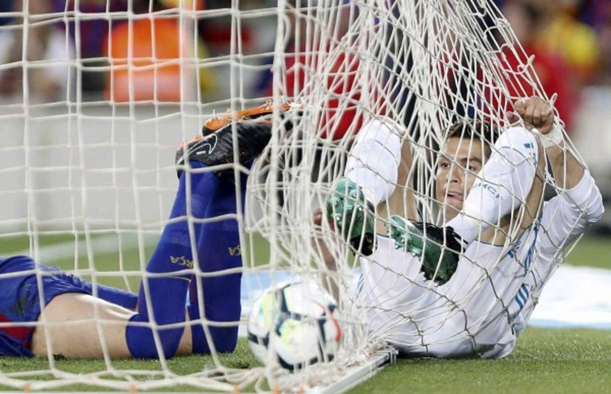 GRAF1253. BARCELONA, 20/10/2018.- Los jugadores del FC Barcelona celebran el segundo gol del equipo blaugrana durante el encuentro correspondiente a la novena jornada de primera división que disputan frente al Sevilla en el estadio del Camp Nou, en Barcelona. EFE/Alberto Estévez.