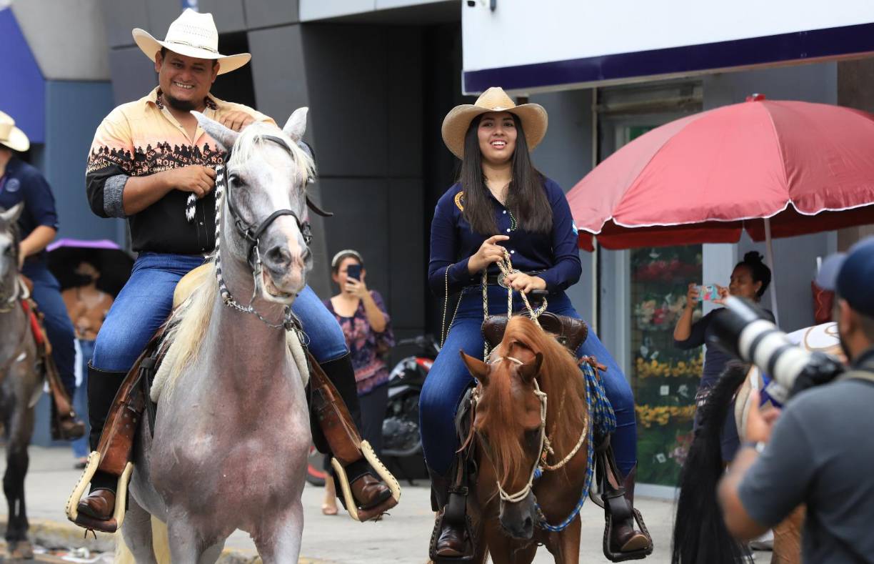 También participaron varias haciendas del Valle de Sula, que deleitaron a los espectadores con las presentaciones de sus caballos pura sangre.