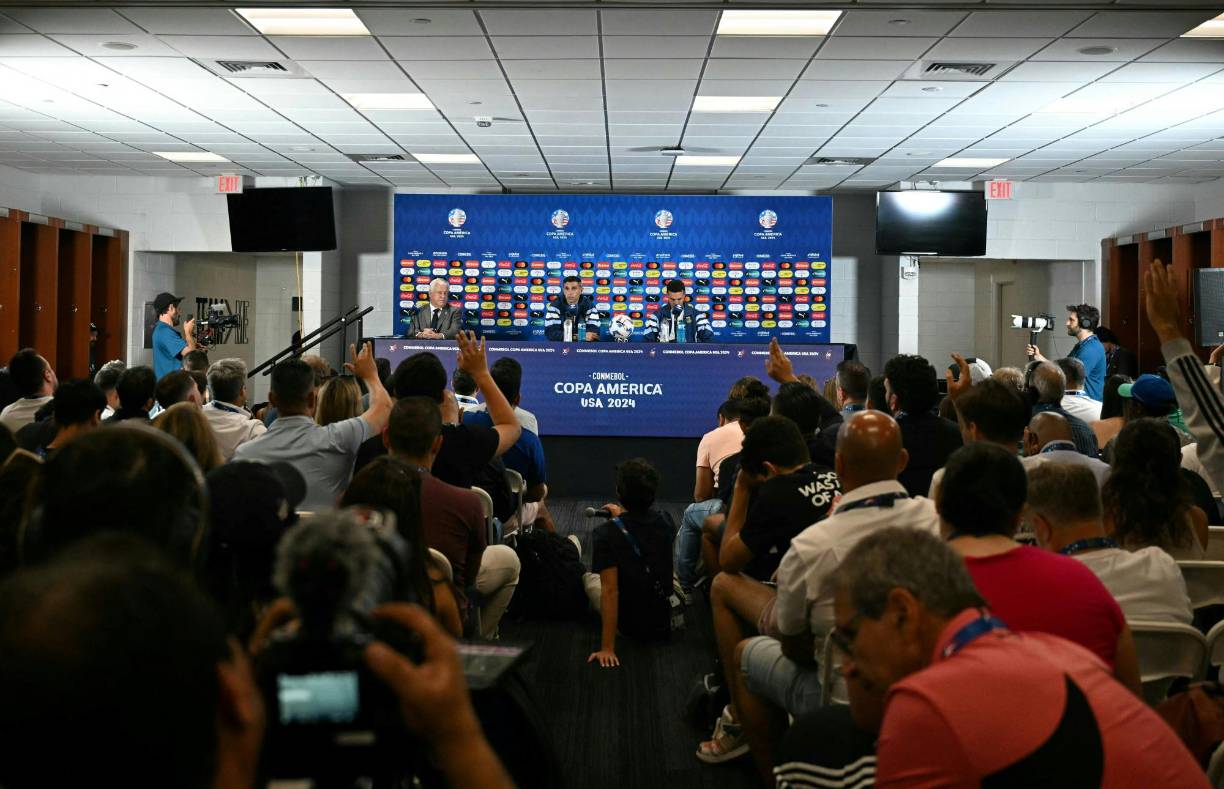 Las cábalas en el fútbol son una serie de rituales y supersticiones, que practican los jugadores, hinchas e incluso el cuerpo técnico con la esperanza de ganar un partido. Para Argentina todo comienza desde la conferencia de prensa, algo muy valioso para los jugadores y cuerpo técnico.