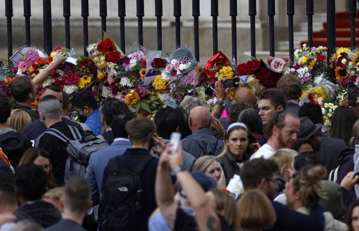 A las 17.00 GMT, la catedral de San Pablo ofrecerá un servicio en memoria de Su Majestad, que coincidirá con un mensaje televisivo pregrabado de su primogénito y heredero, el rey Carlos III, que será proclamado oficialmente en un acto en el palacio de St. James el sábado.