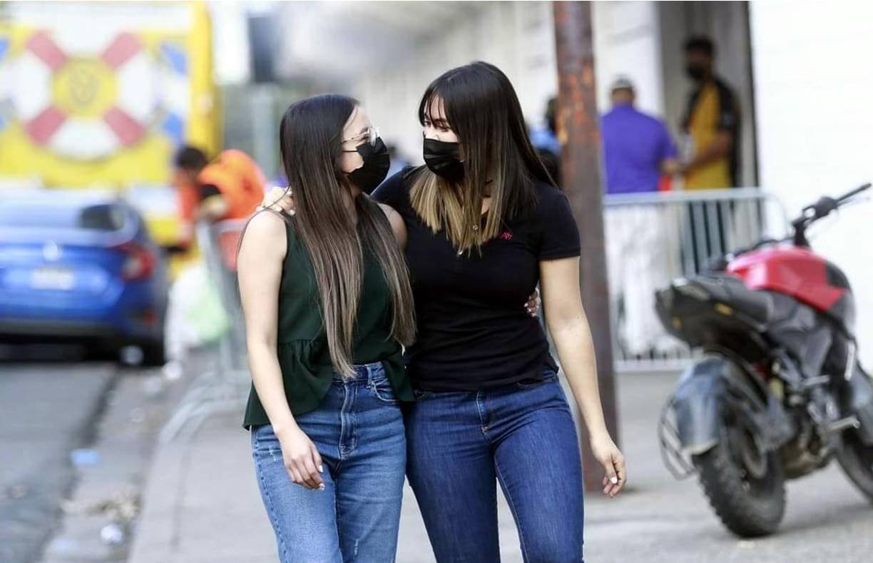 Dos guapas chicas llegando temprano al estadio Morazán.