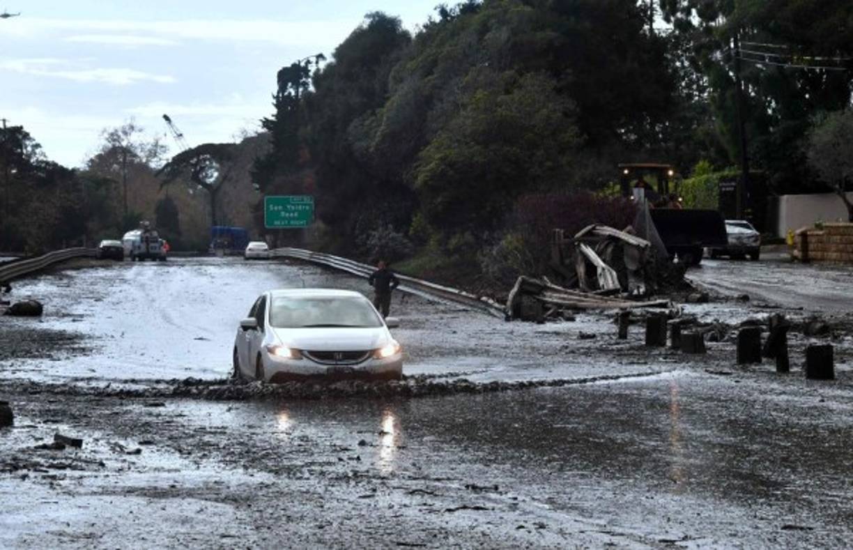 'Más inundaciones repentinas posibles en Montecito y Carpinteria. Abandone las áreas de flujo de escombros ahora. Muévase a un terreno elevado', indica un mensaje del condado de Santa Bárbara.