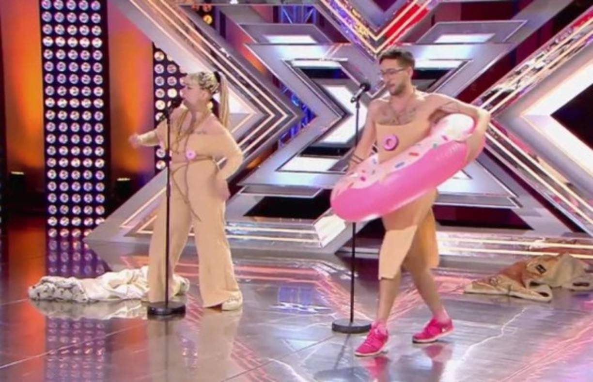 Iberoamérica canta irremediablemente la canción 'Cómeme el donut', un éxito que nació en youtube, se catapultó en The XFactor España y ahora recorre los perfiles de Facebook. Te damos los detalles más curiosos de Lapili y JirafaReyes autores del hit viral del momento.