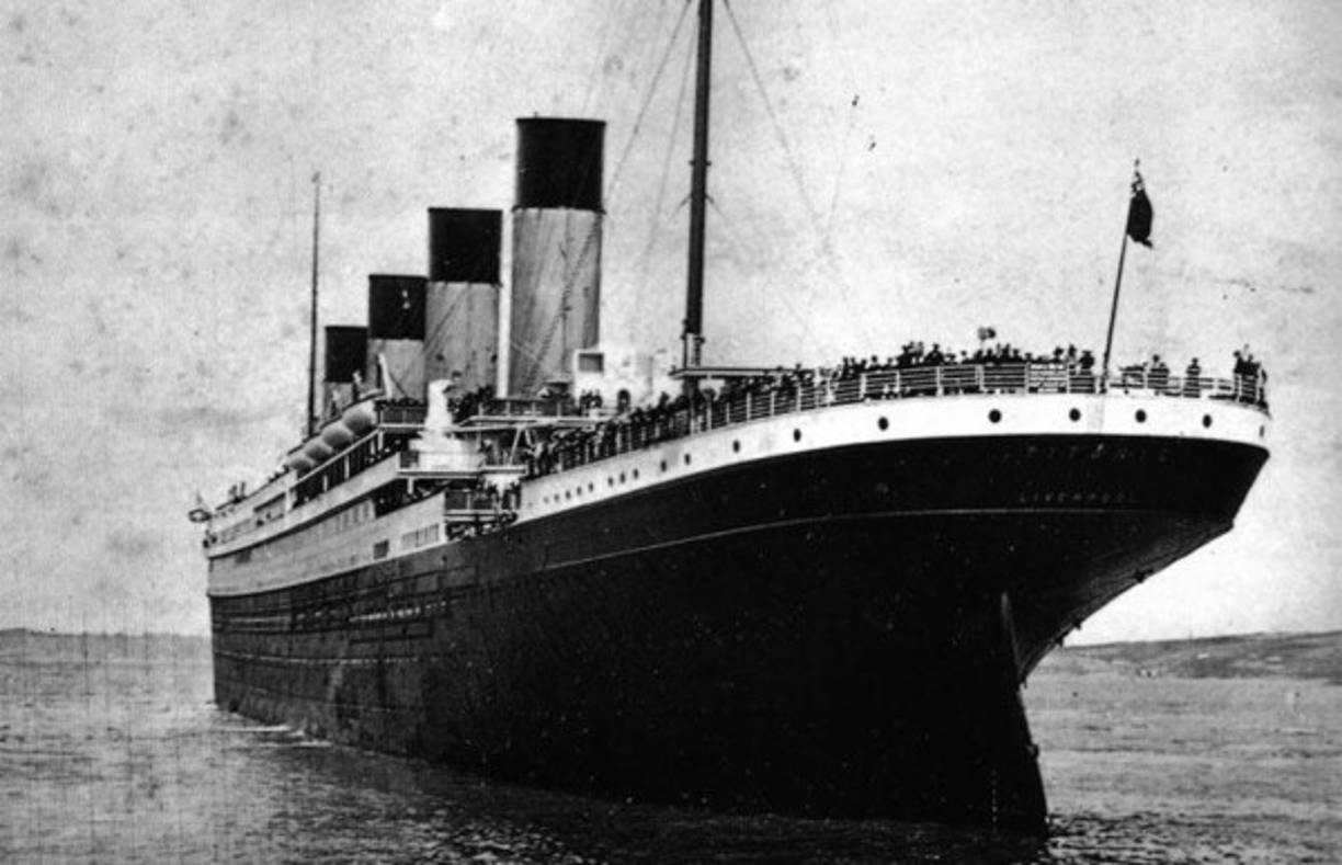 Un 14 de abril de 1912 se vivió la mayor tragedia naval en la historia y fue el hundimiento del Titanic. En su viaje inagural se hundió y dejó un total de 1514 muertos. En honor a esta tragedia, un 19 de diciembre de 1997 se estrenó Titanic, la película, la cual ha rotó todos los récord.