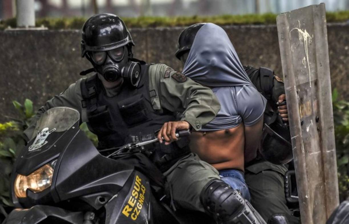 5. Crisis de seguridad<br/><br/>Según la Fiscalía, la tasa de homicidios en 2016 fue de 70,1 por cada 100.000 habitantes (21.752 casos), casi nueve veces mayor al promedio mundial.<br/><br/>Pero la ONG Observatorio Venezolano de Violencia (OVV) la ubica en 91,8 por cada 100.000 (28.479).<br/>