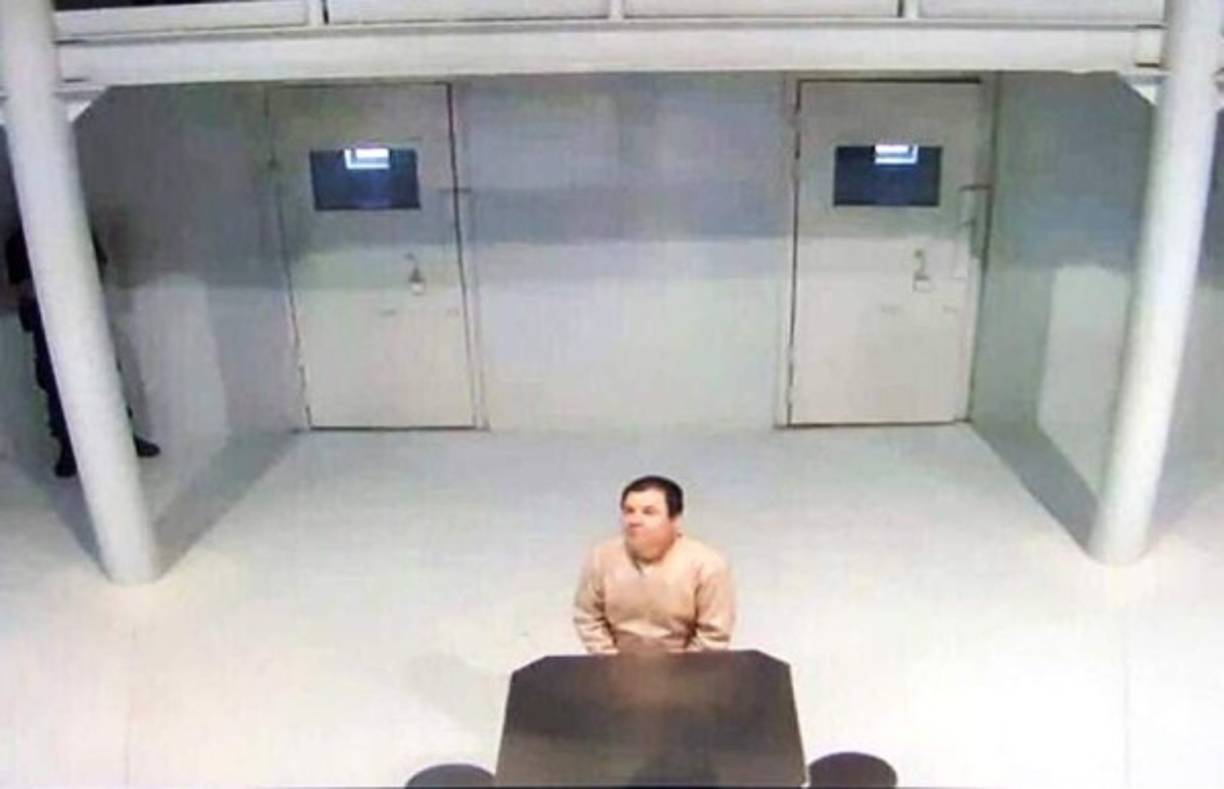 'El Chapo' se está quedando loco por 'tortura' en la cárcel. El capo mexicano Joaquín 'El Chapo' Guzmán se está volviendo loco, calvo y fármaco dependiente por la 'tormenta psicológica' que las autoridades de México le hacen vivir en la cárcel en que se encuentra recluido, dijo este jueves uno de sus abogados. Tras meses de no verlo, José Refugio Rodríguez, abogado del líder del cártel de Sinaloa, compareció recientemente en la cárcel de Ciudad Juárez (norte) para visitar a su cliente, el narcotraficante más buscado del mundo antes de su captura. 'Algo que es inminente es que Joaquín se está quedando sin pelo en la parte superior de la cabeza. La calvicie es evidente', dijo el abogado a Radio Fórmula.