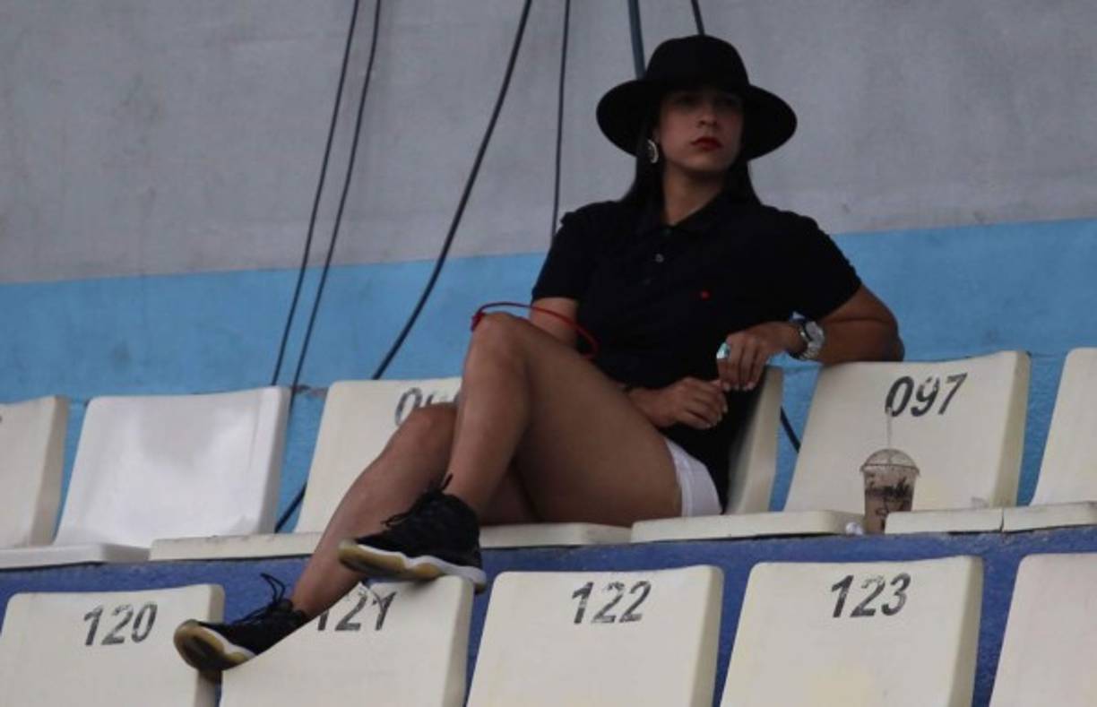 En las gradas del estadio Nacional, esta hermosa chica robó miradas.