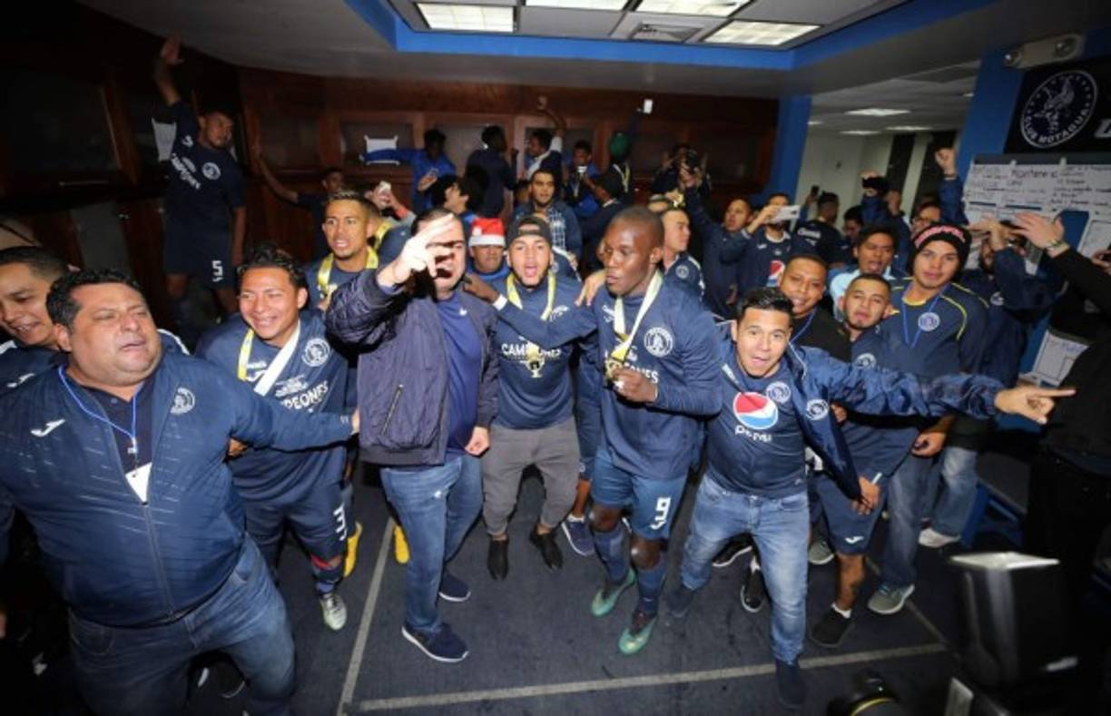 La locura se apoderó de los jugadores del Motagua y de Pedro Atala celebrando el campeonato en el camerino.