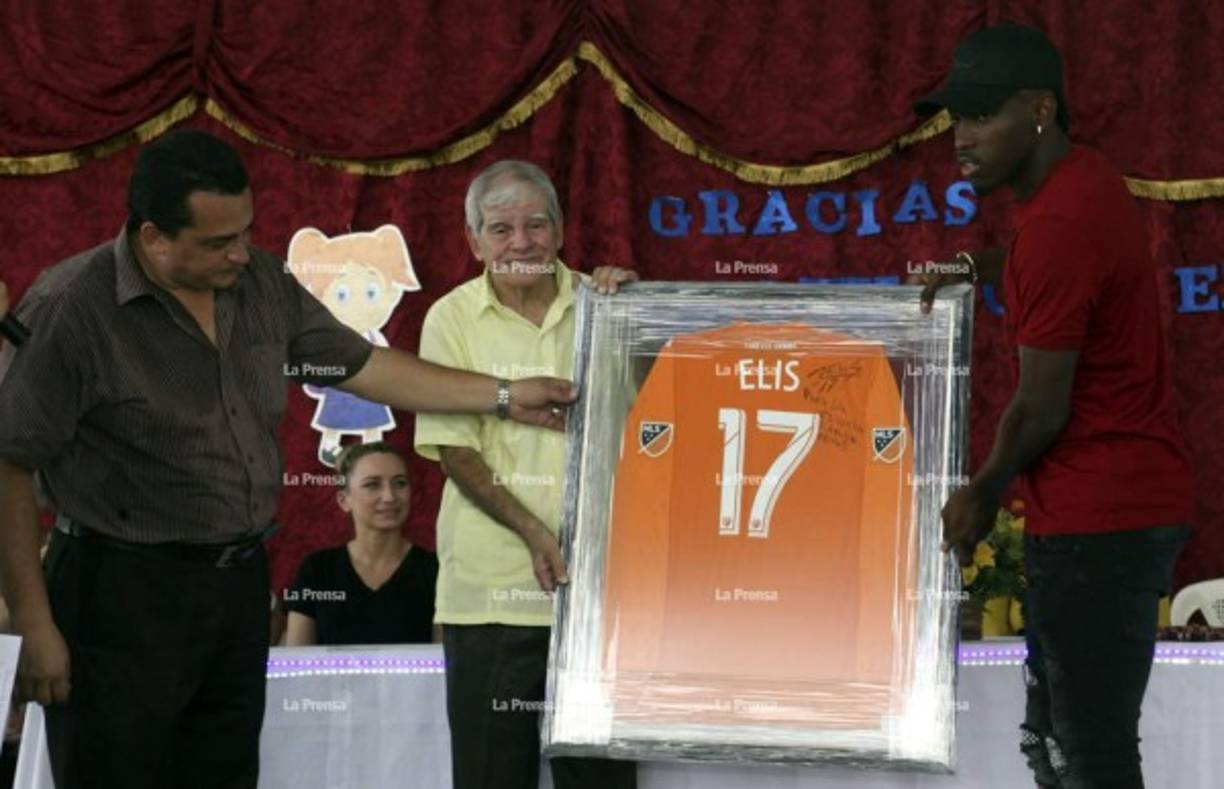 Alberth Elis fue declarado hijo predilecto de la colonia Suyapa en Chamelecón al donar por medio de su fundación y con contribución del Houston Dynamo la cantidad computadoras y otros accesorios a la escuela Fidelina Cerros.