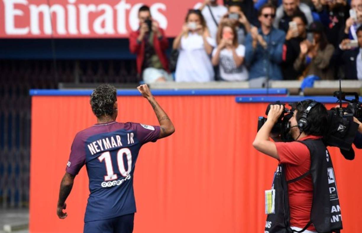Neymar es el fichaje más caro del mundo, 222 millones de euros pagó el PSG al Barcelona. FOTO AFP.