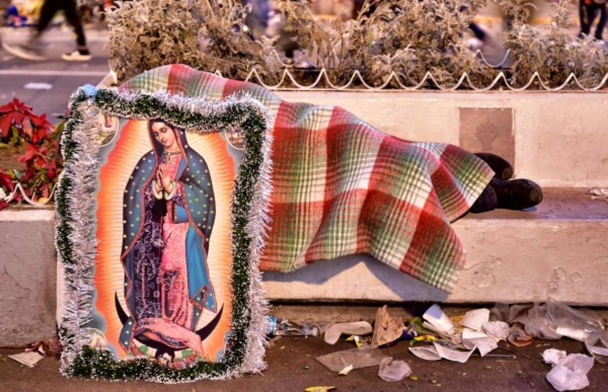 Pese a las bajas temperaturas en Ciudad de México, miles de peregrinos pasaron la noche en las afueras de la Basílica a la espera de la celebración.