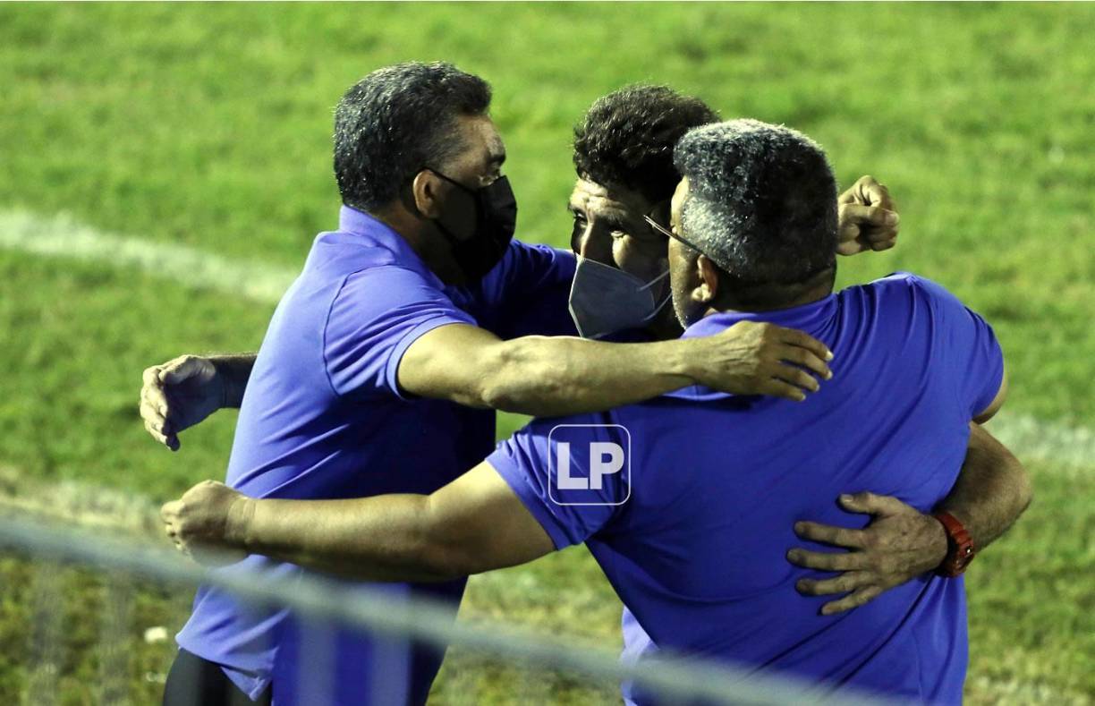 Héctor Vargas festejó los goles con su cuerpo técnico.