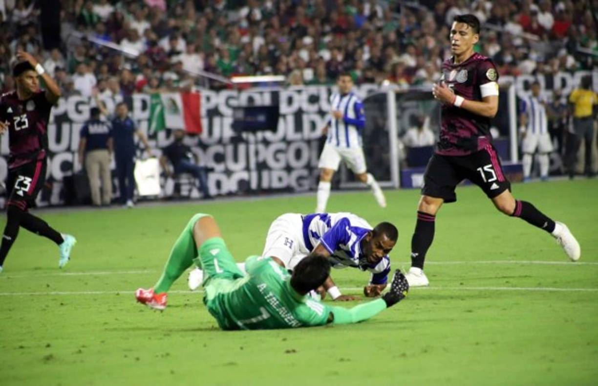 Jerry Bengtson cayó al suelo y pidió falta, pero el árbitro no compró.