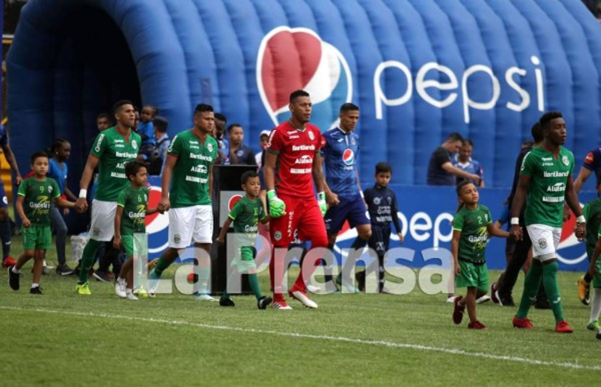 La salida de los equipos titulares de Motagua y Marathón a la cancha.