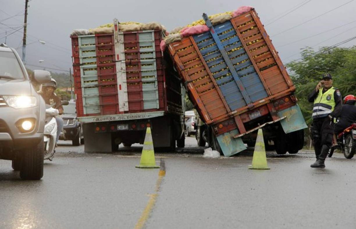 Las lluvias dejaron accidentes en diferentes carreteras del país.