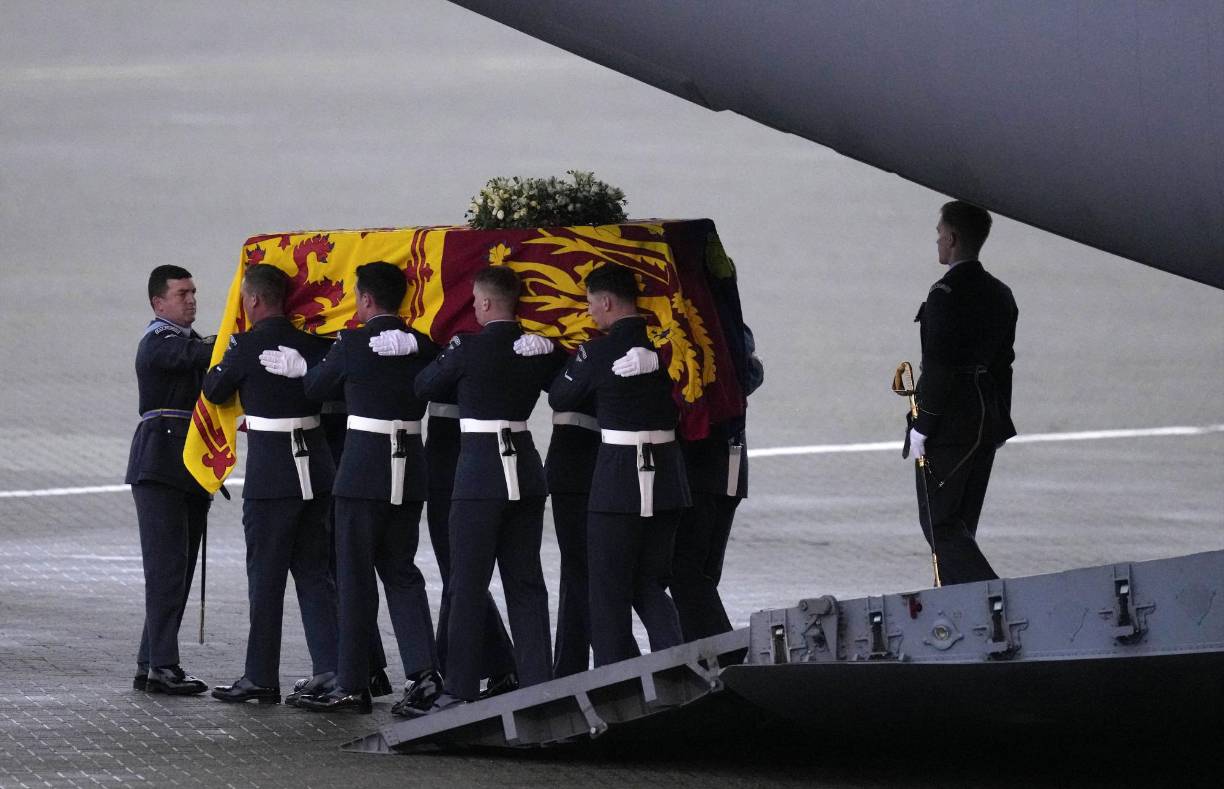 El féretro, cubierto con el estandarte real, fue descargado por ocho militares en uniforme de gala del Boeing C-17A Globemaster que lo trasladó desde Escocia, el mismo modelo de aeronave de gran tonelaje utilizado en los últimos meses para evacuar a personas de Afganistán y entregar armas a Ucrania.