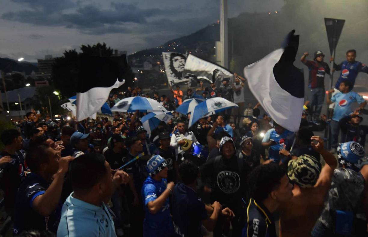 Los seguidores del Motagua montaron un carnaval en las afueras del estadio Nacional Chelato Uclés.