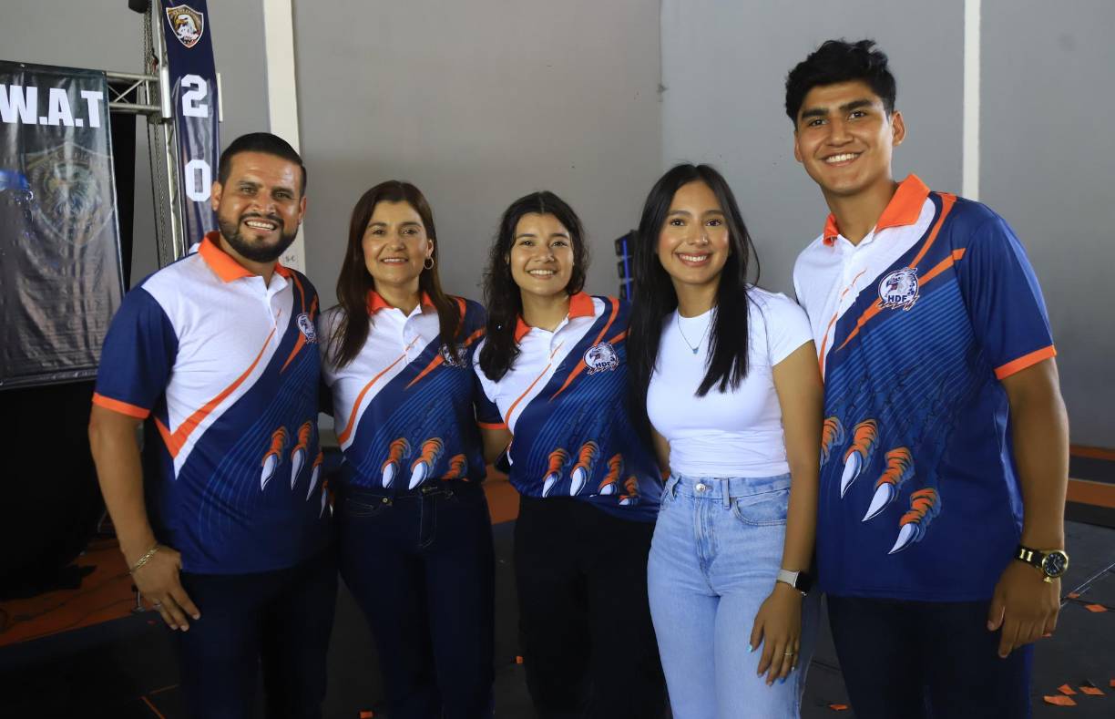 La alumna Marvel Pineda (centro) posó junto con toda su familia.