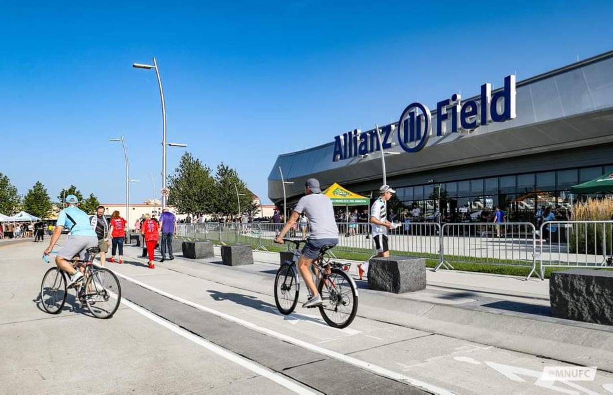 A eso se le añaden que albergarán estaciones médicas y áreas de refugio alrededor del estadio, además harán que el personal haga recorridos por el estadio para controlar a los aficionados.